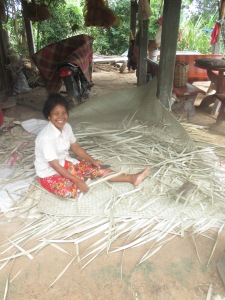 VHV, Chat, weaving a rice mat.